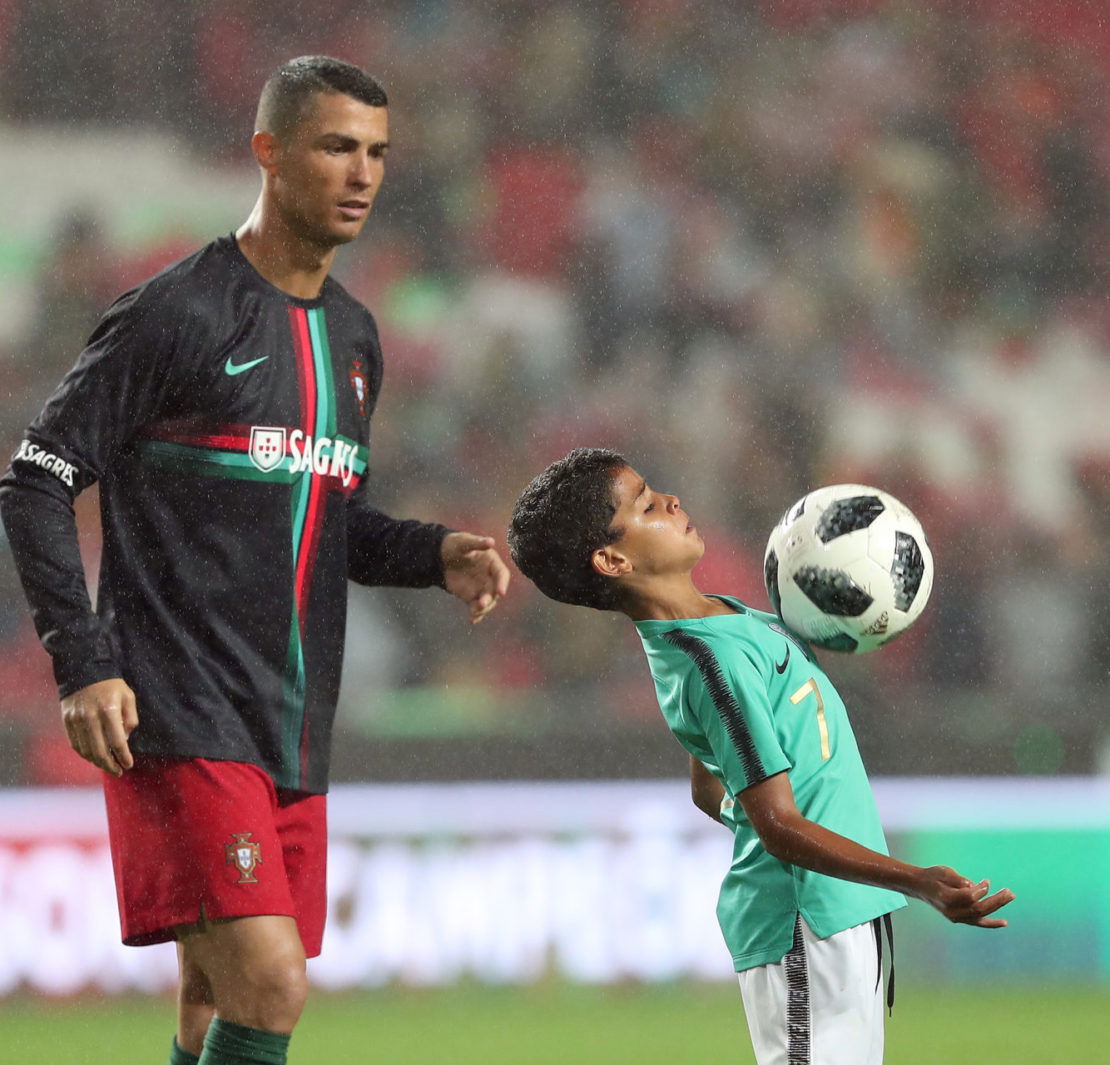 Com apenas 11 anos, Cristiano Ronaldo Jr. está imitando seu pai com essas figuras malucas da academia - EssentiallySports