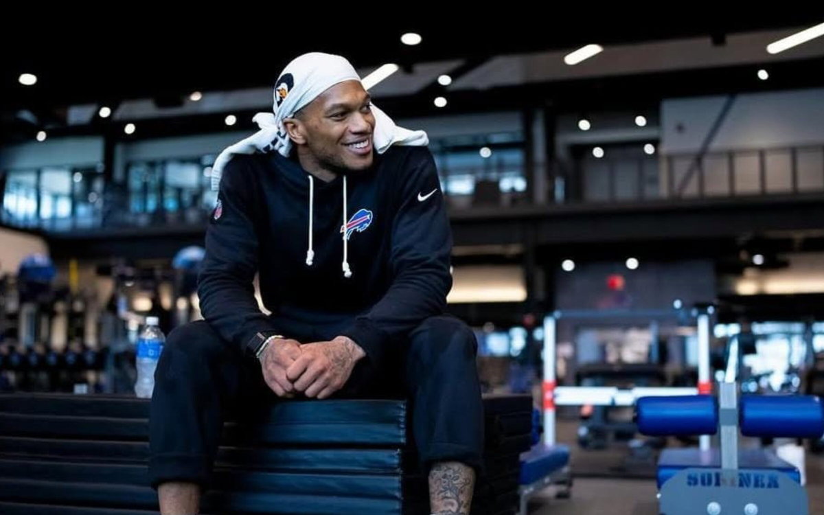 Bills WR DJ Moore Makes Heartfelt Move That is Guaranteed to Win Fans’ Hearts