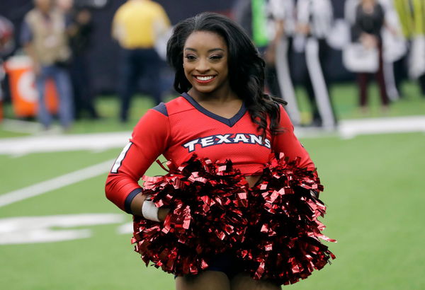 Texans Cheerleaders show off their Christmas spirit