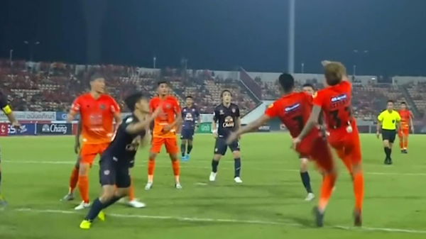 Spectacular Two Players Attempt Bicycle Kick At The Same Time In The Thai Premier League Essentiallysports