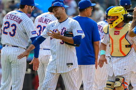 Edwin Diaz with teammates