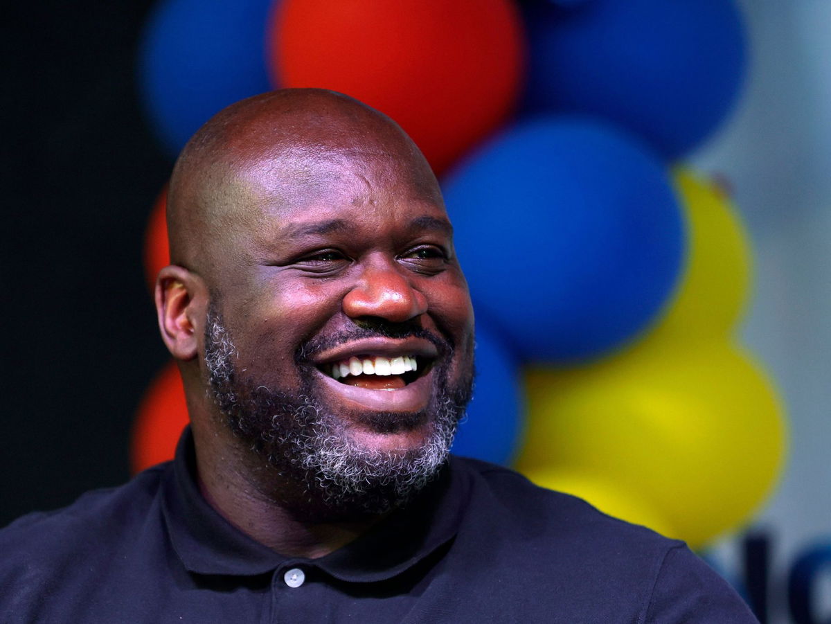 Yıllarca Latinlerin korktuğu nadir bir keçiyi avladıktan sonra Shaquille O’Neal, inanamayarak bir barbekü meraklısının eliyle tamamen pişmiş bir hindiyi balyalar.