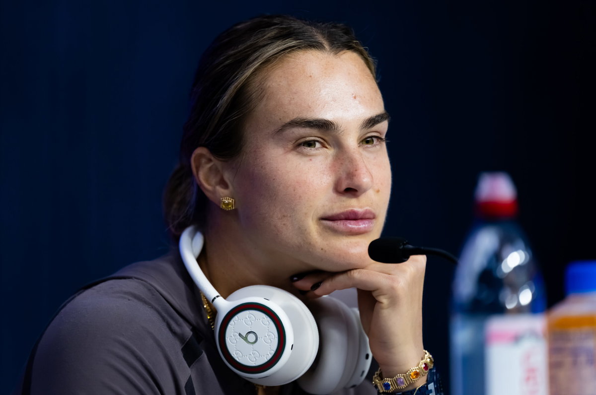 When Tennis Stars Live Under the Microscope: The Social Media Effect
