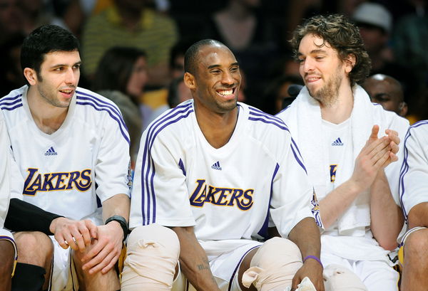 From left Lakers Vladimir Radmanovic, Kobe Bryant and Pau Gasol share a few laughs with a big lead