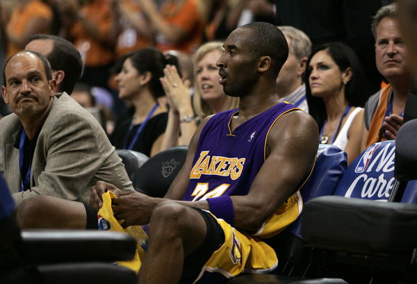 A fan gives a consoling look to Lakers Kobe Bryant in 4th quarter as Phoenix Suns continue to domin