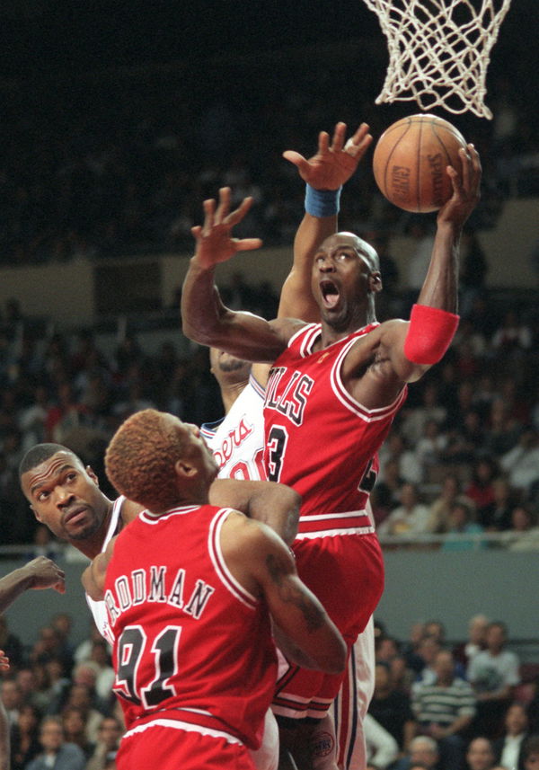 The Bulls&#8217; Michael Jordan drives to the basket as teammate Dennis Rodman and the Clippers&#8217; Loy Vaugh