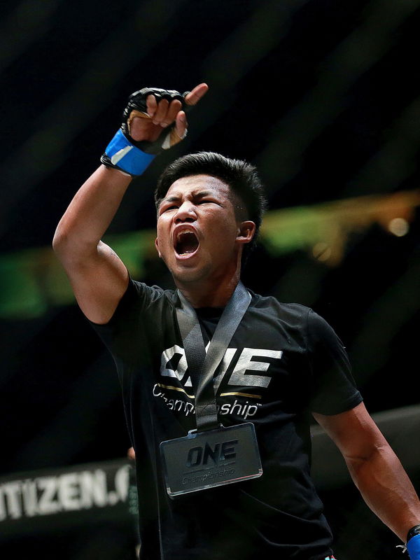 (190126) &#8212; PASAY CITY, Jan. 26, 2019 (Xinhua) &#8212; Rodtang Jitmuangnon of Thailand celebrates after winning against Fahdi Khaled of Tunisia during their flyweight Muay Thai match in the One Championship in Pasay City, the Philippines, Jan. 25, 2019. Jitmuan