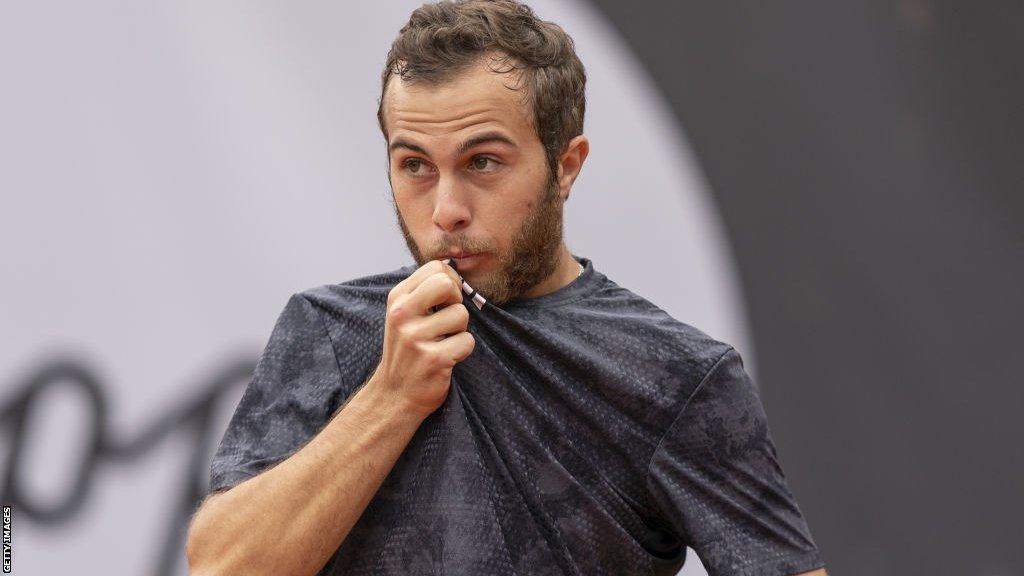 Gaston Steals Snacks From Fans Mid-Match in Auckland