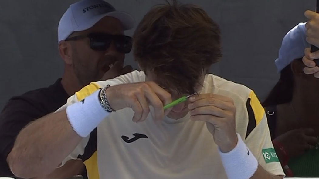 Carabelli Pulls Out Scissors to Shock ASB Classic Crowd With Cheeky Act