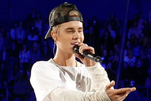 Superstar Singer Justin Bieber Showcases Admiration for This NFL Team on  Stage - EssentiallySports