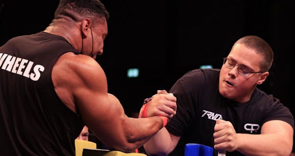 Larry-Wheels-is-Defeated-by-Schoolboy-in-Arm-Wrestling-Match