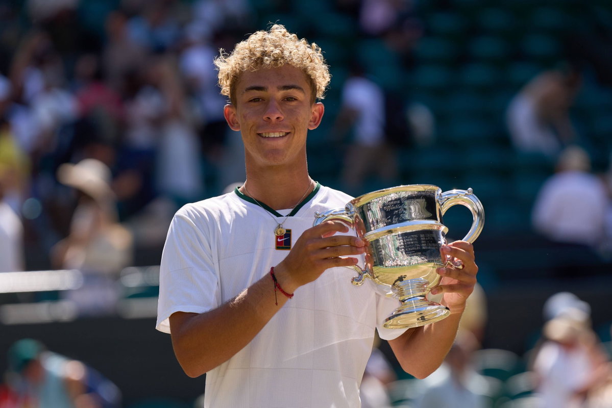 American Prodigy Jordan Lee Shocks Lleyton Hewitt’s Son to Lift Wimbledon Trophy