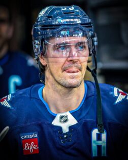 Dallas Ignores Playoffs Rivalry as Winnipeg’s Mark Scheifele Receives Heartwarming Gift After Father’s Passing