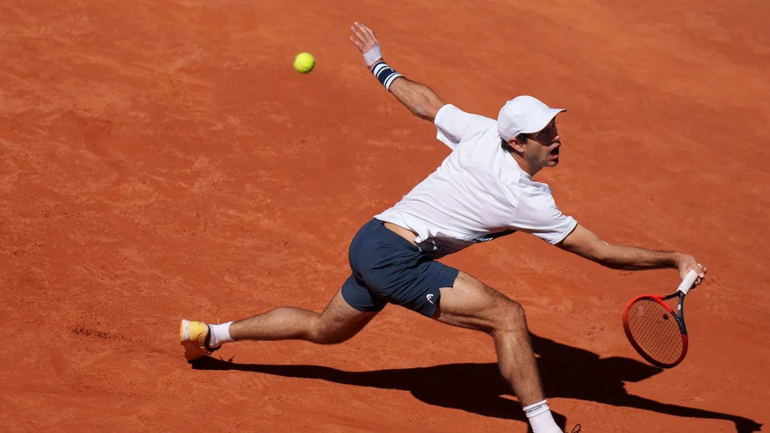 Tsitsipas’ Munich Showdown Stalled by Unusual On-Court Moment