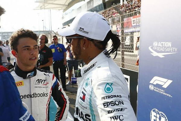 Nyck de Vries, Lewis Hamilton