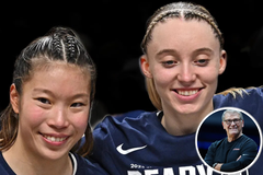 Paige Bueckers Geno Auriemma and Kaitlyn Chen