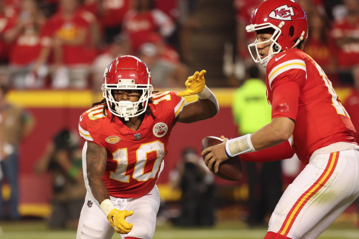 Patrick Mahomes, Russell Wilson Exchange Jerseys After the Game