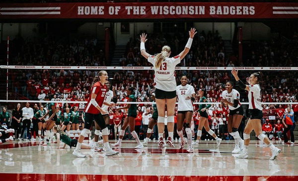 Sarah Franklin and Wisconsin Badgers Women&#8217;s Volleyball Team, Source &#8211; Instagram