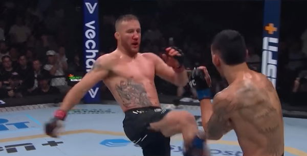 Justin Gaethje kicks Max Holloway