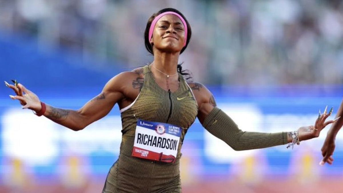 NIKE★スプリント選手Sha'Carri Richardsonプリント\"So Win\"半袖 Sha'Carri Richardson Blazes the Track in Nike Shoes at the