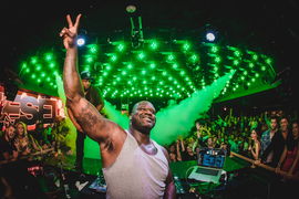 Shaquile O Neal performing Live