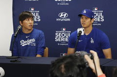 Baseball: Dodgers Ohtani, his interpreter Mizuhara Shohei Ohtani (R) of the Los Angeles Dodgers and his interpreter Ippe