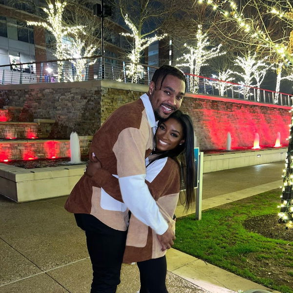 Simone Biles reacts as boyfriend Jonathan Owens helps Texans pull