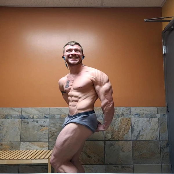 Bodybuilder Showed How Fitness Photos Can Be Misleading