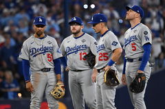 Tommy Edman with teammates