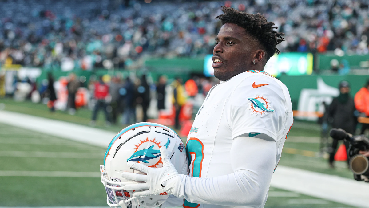 Injured Tyreek Hill Makes ‘Hard’ Admission Watching Dolphins as Mike McDaniel Faces Firing