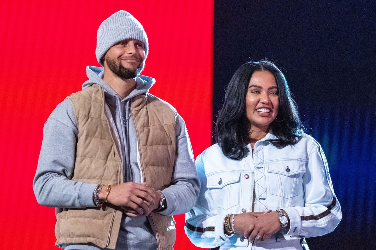 Stephen Curry Keeps Ayesha Curry Close in Latest Statement Despite Public  Backlash - EssentiallySports