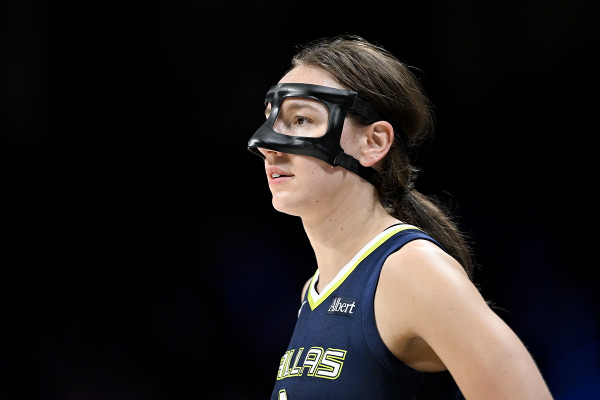 “Going To Be a Totally Different Basketball Player”: Dallas HC Jose Fernandez Responds to Questions About Alanna Smith’s Mask Removal