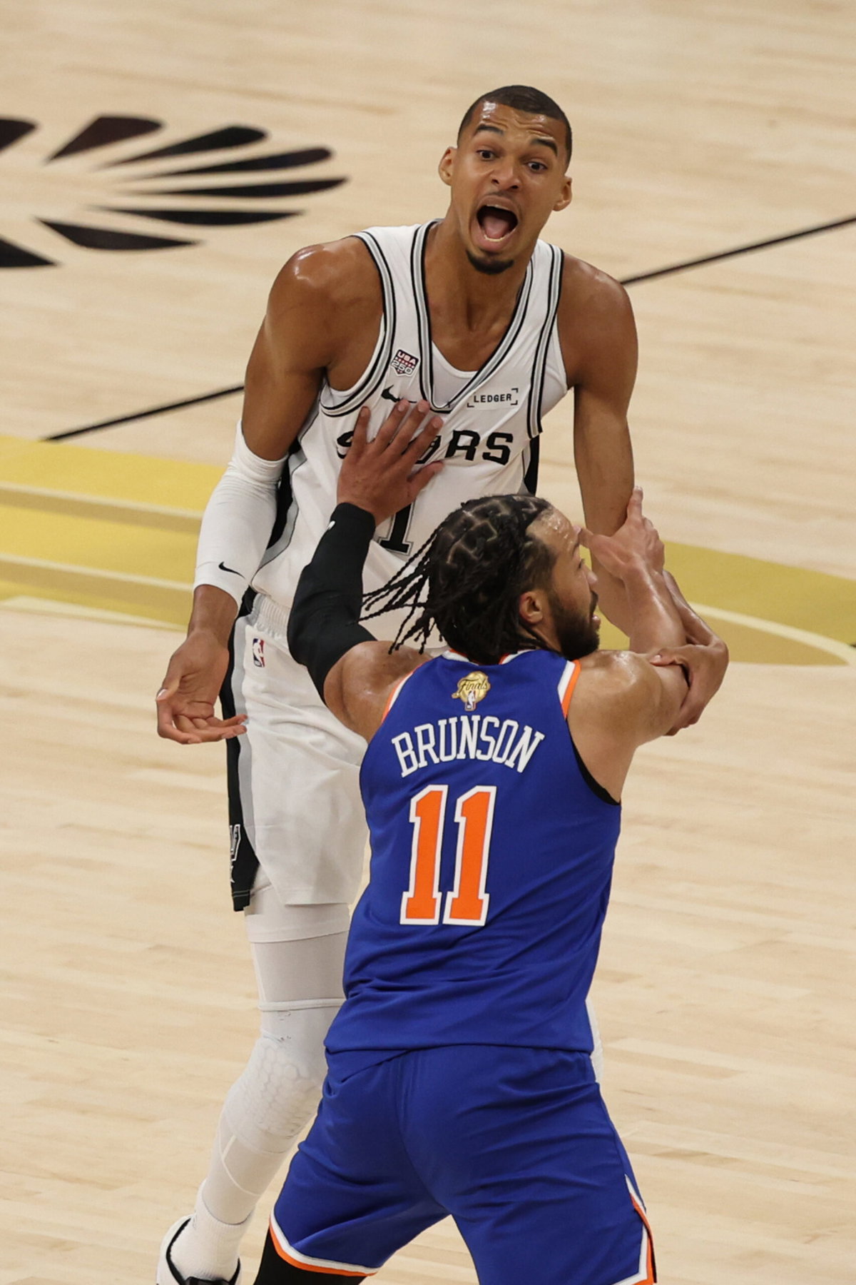 Knicks Guard Issues Cold Warning to Victor Wembanyama for Shoving Jalen Brunson as Spurs Star Escapes NBA Punishment