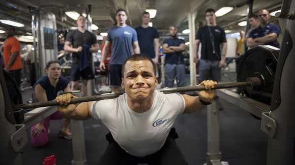 USS_Nimitz_holds_a_weightlifting_competition._(10350108455)