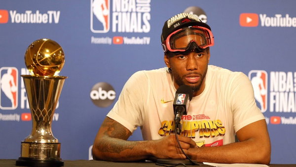 OAKLAND, CA – JUNE 13: Kawhi Leonard of the Toronto Raptors appears with the Bill Russell NBA, Basketball Herren, USA F