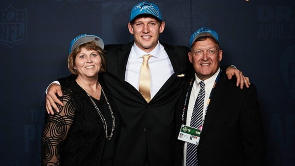 TJ Hockenson with parents Teri and Tod