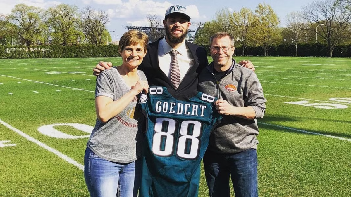 Dallas Goedert has reportedly abruptly announced he will be taking a break from all current activities to focus on his mother's "life-threatening illness," leaving Eagles fans and coaches extremely worried as...vannguyen