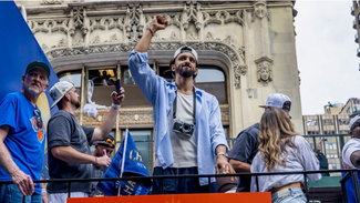 Landry Poses waves at the crowd during the Knicks championship parade
