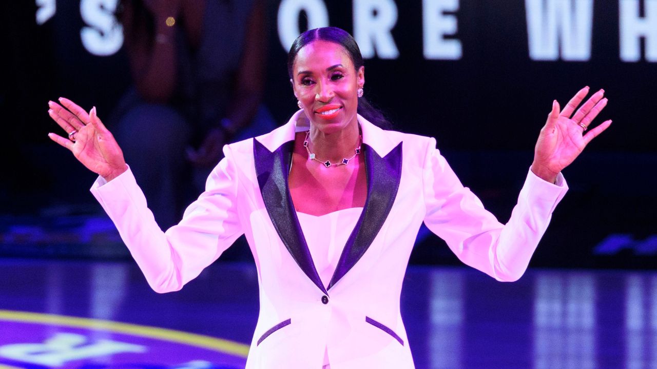 Congratulations Pour In for Lisa Leslie From LeBron James, Michael Cooper & More as Sparks Unveil Her Statue