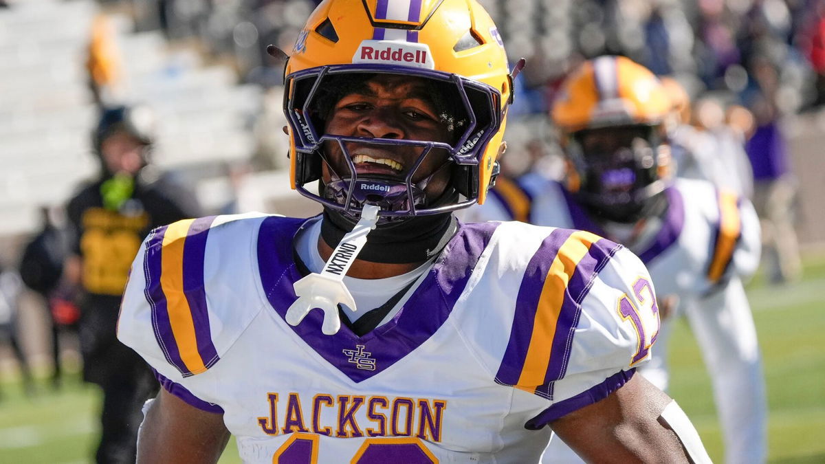 Alabama Freshman RB Makes Emotional Admission About Late Father After Major Career Achievement