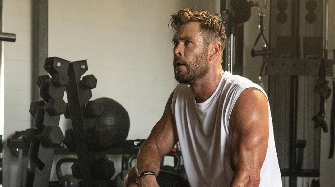 Watch: Olympic Medalist and Former Coach Rates Chris Hemsworth’s Boxing Skills