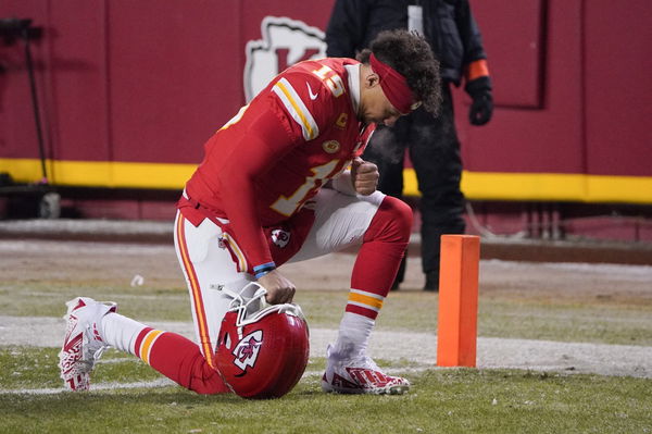 Chiefs' Patrick Mahomes has helmet shattered during playoff game