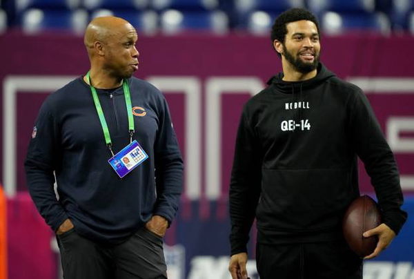 IMAGO / USA TODAY Network  NFL, American Football Herren, USA Combine Mar 2, 2024; Indianapolis, IN, USA; Chicago Bears quarterbacks coach Kerry Joseph talks to Southern California quarterback Caleb Williams (QB14) during the 2024 NFL Combine at Lucas Oil Stadium. Indianapolis Lucas Oil Stadium IN USA, EDITORIAL USE ONLY PUBLICATIONxINxGERxSUIxAUTxONLY Copyright: xKirbyxLeex 20240302_jhp_al2_0904