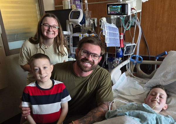 Gordon Ryan with a young fan&#8217;s family