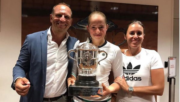 Jelena Ostapenko with parents