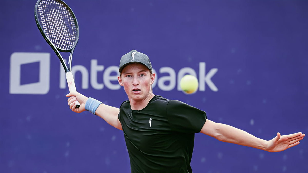 WATCH: Sinner’s Rival Attempts Crazy Return After Racket Goes Flying