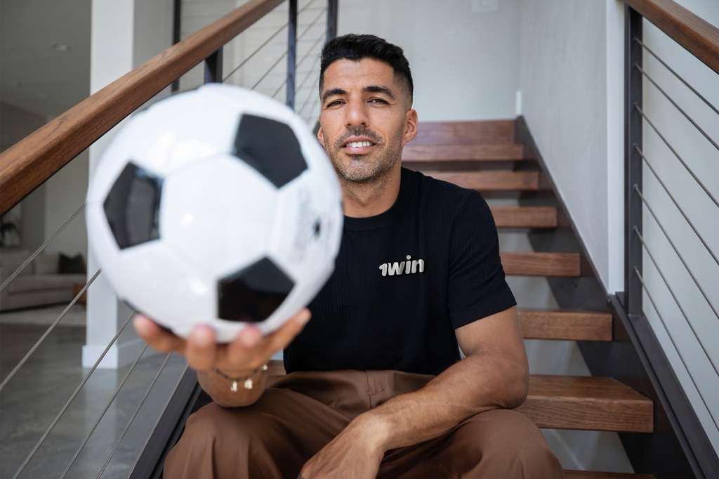 1win 與 Luis Suarez 合作慶祝 2026 年 FIFA 世界盃並舉辦「Up in the Air」空中足球挑戰賽