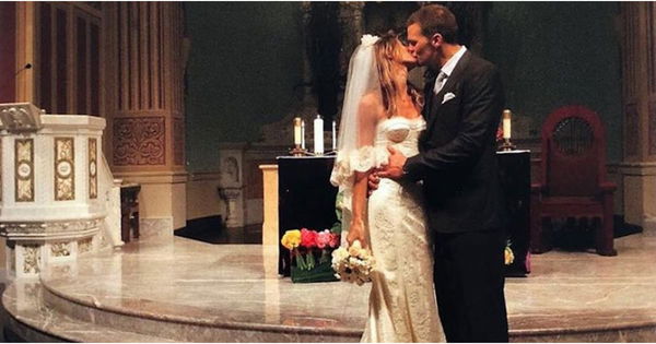 Gisele Bündchen posts Tom Brady wedding photo amid issues