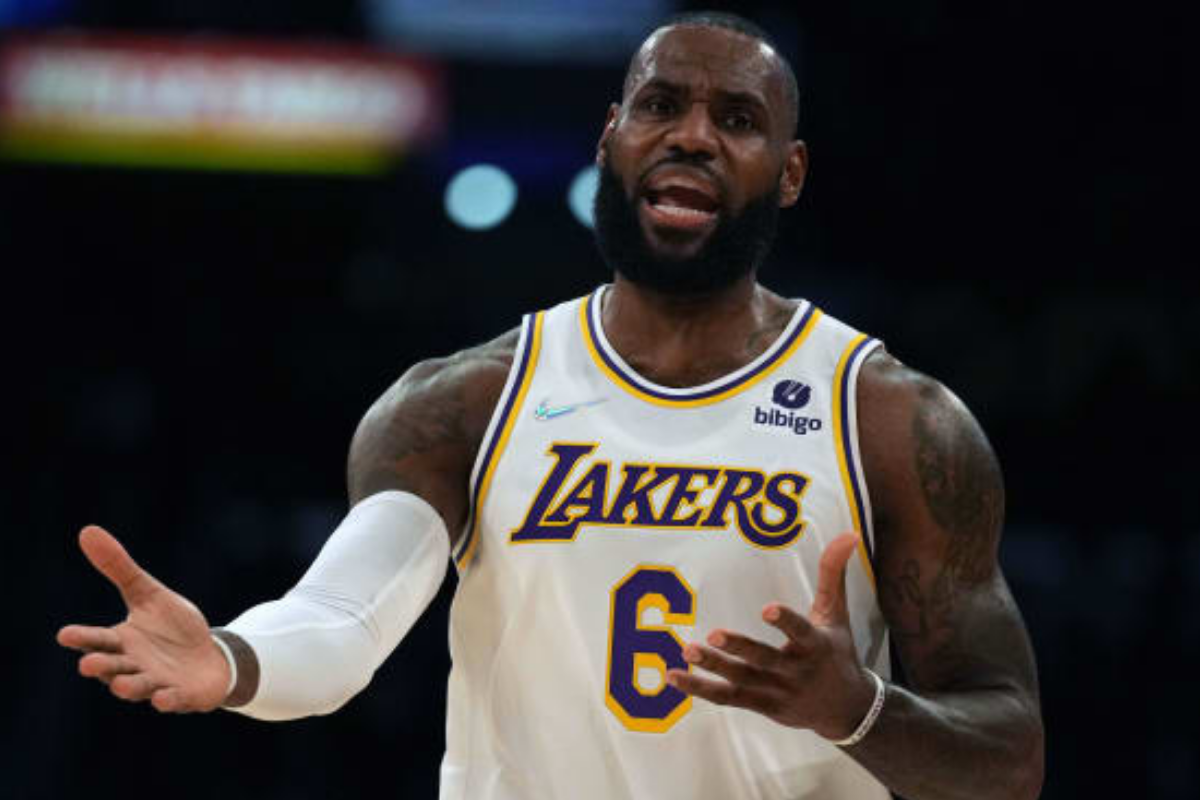 Lakers Fans Disgusted by Referee for Ruining LeBron James’ Historic Night vs Rockets
