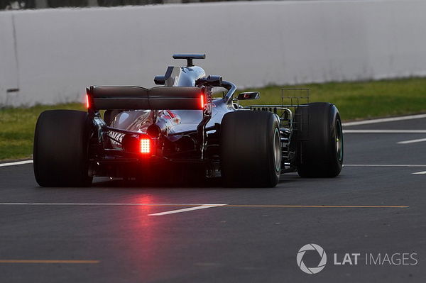 f1-barcelona-may-testing-2018-lewis-hamilton-mercedes-amg-f1-w09-with-lights-on-rear-wing-8360158